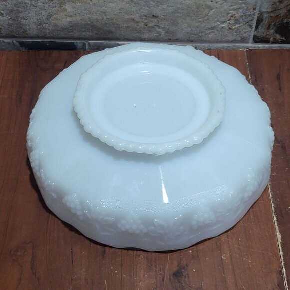 Vintage Anchor Hocking Fire King Ware Large Milk Glass Centerpiece Pedestal Bowl - Picture 3 of 12